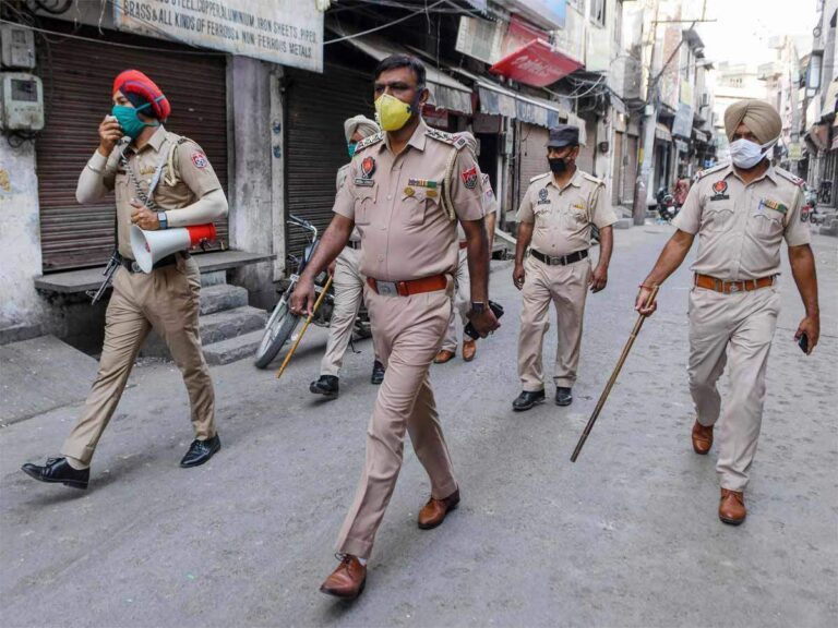 300 Delhi Police tests covid positive : 300 காவலர்களுக்கு கொரோனா