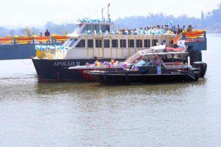 Water taxi launched in Mumbai : மும்பையில் வாட்டர் டாக்ஸி