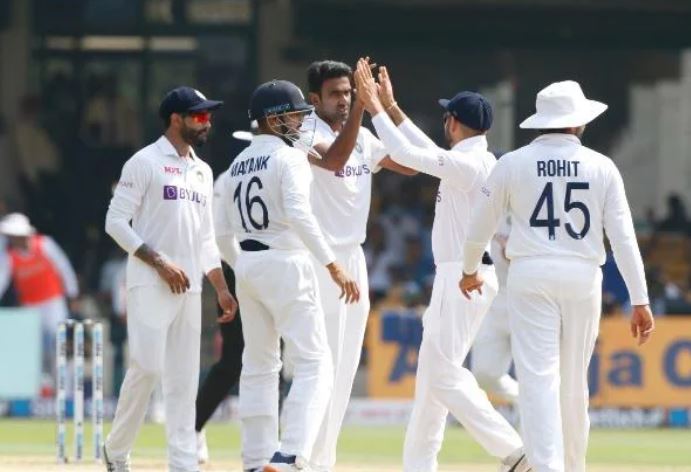 ind-vs-sl-2nd-test-live-india-win-toss-opt-to-bat-first-in-pink-ball-game