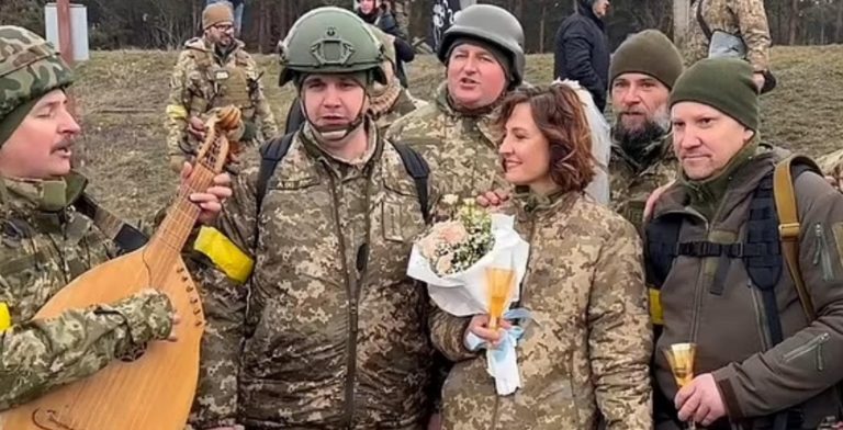 ukraine-war-soldiers-get-married