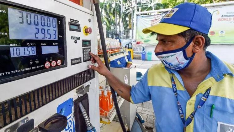 Maharashtra slashes VAT on petrol