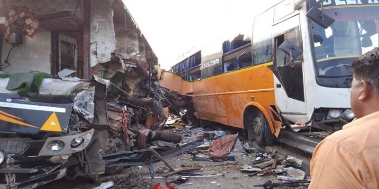 Accident 8 killed, 20 injured : இரண்ட‌டுக்கு பேருந்து, மற்றோரு பேருந்து மீது மோதி விபத்து: 8 பேர் பலி, 20 படுகாயம்