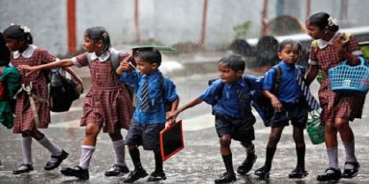 Schools holiday : உத்தரகாண்டில் கனமழை: சிகப்பு எச்சரிக்கையால் பள்ளிகளுக்கு விடுமுறை