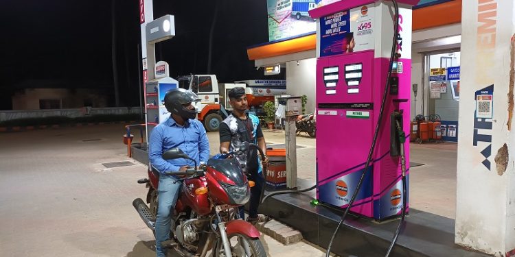 petrol and diesel price : கடந்த ஒரு மாதமாக மும்பை மற்றும் பிற நகரங்களில் ஒரே சீராக உள்ள‌ பெட்ரோல், டீசல் விலை