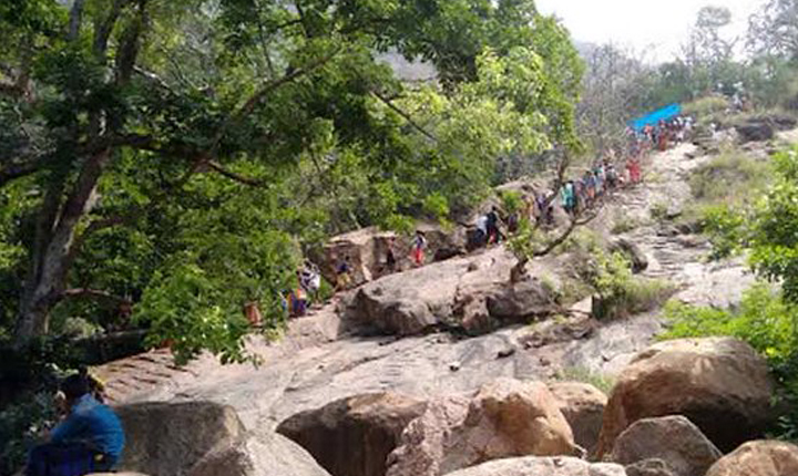 2,000 people rescued in Chaturagiri hill: சதுரகிரி மலையில் சிக்கிய 2000 பக்தர்கள் வெள்ளத்திலிருந்து பத்திரமாக மீட்பு