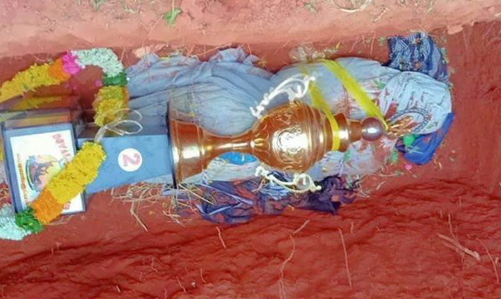 Burial of Kabaddi player with trophy: வெற்றி கோப்பையுடன் கபடி வீரரின் உடல் அடக்கம்