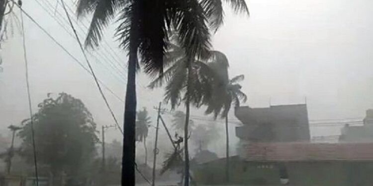 Heavy rain in Karnataka : கர்நாடகாவில் கனமழை: 16 மாவட்டங்களில் 3 நாட்களுக்கு சிகப்பு எச்சரிக்கை அறிவிப்பு