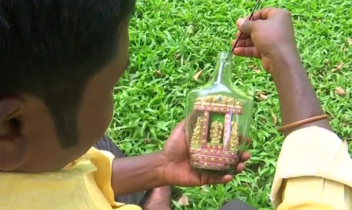Ganesh idol inside bottle: பாட்டிலுக்குள் விநாயகர் சிலையை உருவாக்கிய ஒடிசா கலைஞர்