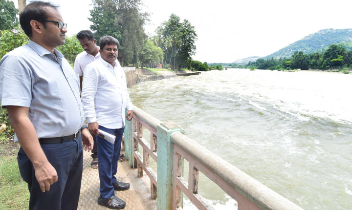 Collector Inspection of Krishnagiri KRP Dam: கிருஷ்ணகிரி கேஆர்பி அணையில் மாவட்ட ஆட்சியர் ஆய்வு