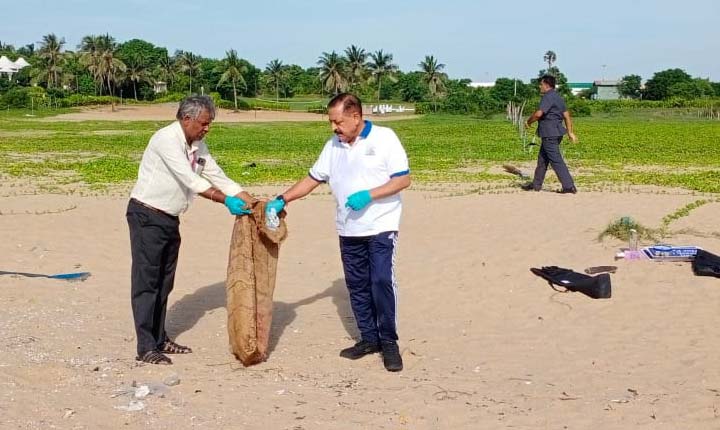 Central Minister awareness by cleaning: கோவளம் கடற்கரையில் குப்பைகளை சுத்தம் செய்து மத்திய அமைச்சர் விழிப்புணர்வு