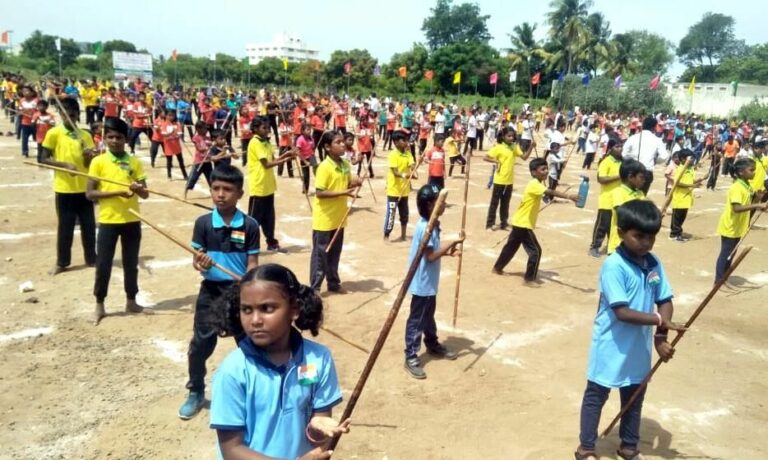 Students perform silambam on the occasion of Independence Day: சுதந்திர தினவிழாவை முன்னிட்டு சிலம்பம் சுற்றி மாணவர்கள் சாதனை