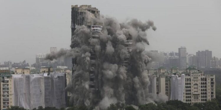 Noida Supertech Twin Towers : நொய்டாவின் இரட்டைக் கட்டிடங்கள் இறுதியாக இடிக்கப்பட்டது: வைரலாகும் வீடியோ