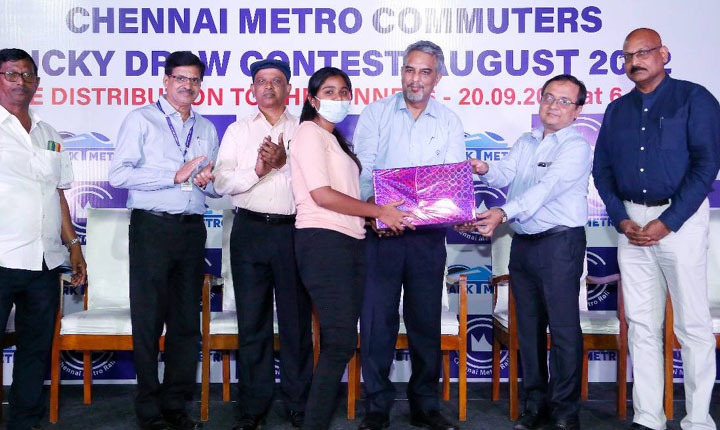 Distribution of prizes passengers in CMRL: சென்னை மெட்ரோ ரயிலில் பயணித்த 30 பேருக்கு பரிசுகள் வழங்கல்
