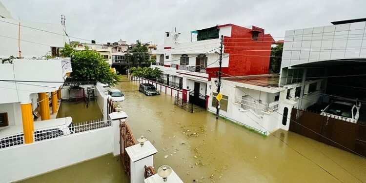 Lucknow Rains : லக்னோவில் கனமழை: சுவர் இடிந்து விழுந்ததில் 9 பேர் பலி, பள்ளிகளுக்கு விடுமுறை அறிவிப்பு