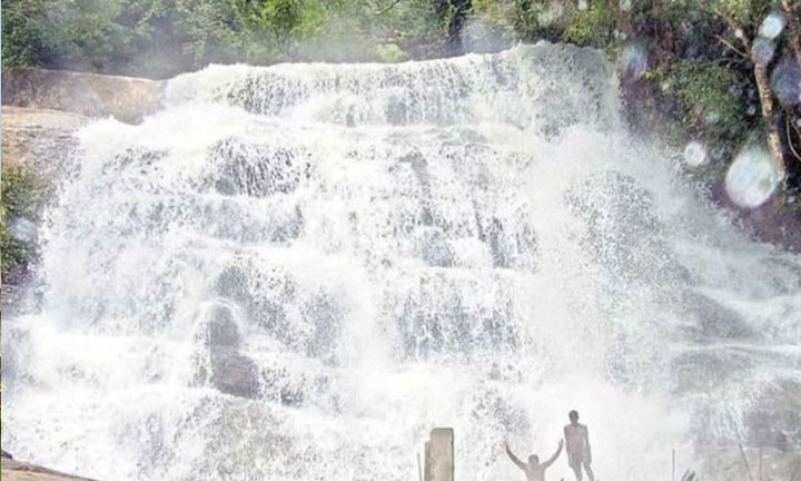 Tourists are prohibited from bathing in Suruli and Kumbakkarai waterfalls: சுருளி, கும்பக்கரை அருவிகளில் குளிக்க சுற்றுலாப்பயணிகளுக்கு தடை