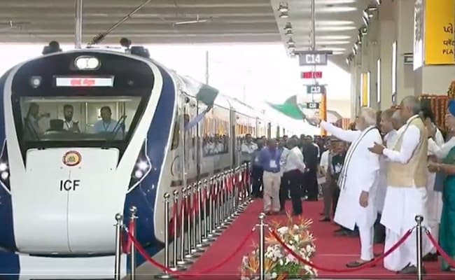 PM flags off new Vande Bharat Express: வந்தே பாரத் எக்ஸ்பிரஸ் ரயிலை பிரதமர் கொடியசைத்து தொடங்கிவைப்பு