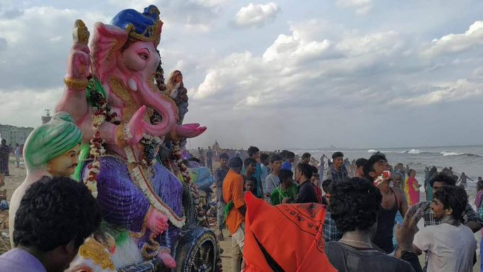 Ganesha idols melted in Chennai: சென்னையில் விநாயகர் சிலைகள் கரைப்பு: கடற்கரையில் குவிந்த பொதுமக்கள்