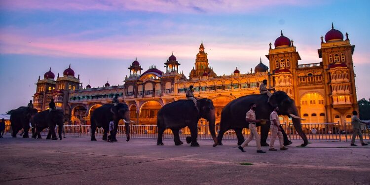 Mysore Palace : பொதுமக்கள் கவனத்திற்கு: மைசூரு அரண்மனைக்கு செல்வதற்கு ஒரு சில நாள்களில் தடை