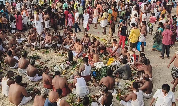 Devotees gather in large numbers at Rameswaram: ராமேஸ்வரம் அக்னிதீர்த்தத்தில் குவிந்த பக்தர்கள்