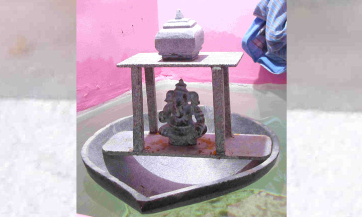 Ganesha statue with a stone boat: கல் படகுடன் தண்ணீரில் மிதக்கும் விநாயகர் சிலை