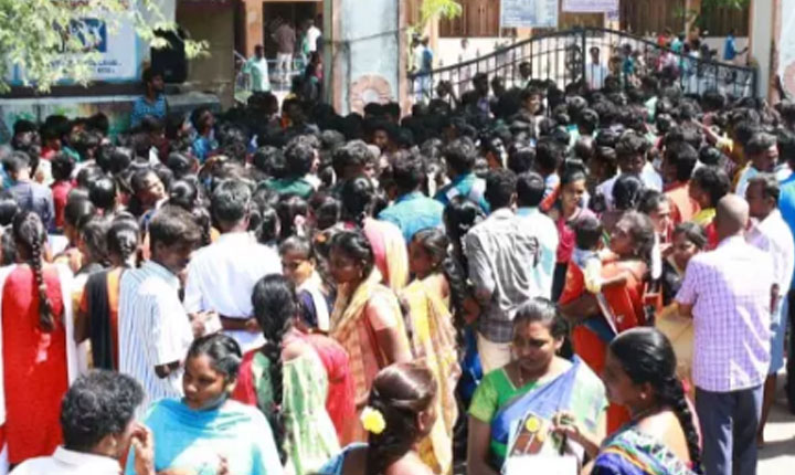 3000 student gathered in Villupuram Govt College: விழுப்புரம் அரசு கல்லூரியில் மாணவர் சேர்க்கைக்கு ஒரே நேரத்தில் குவிந்த 3000 பேர்