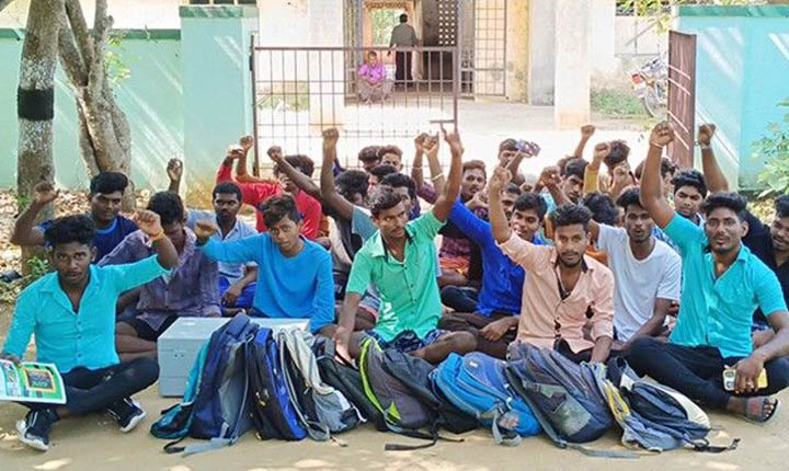 Sudden protest by students in Tindivanam: திண்டிவனத்தில் மாணவர்கள் திடீர் உள்ளிருப்பு போராட்டம்