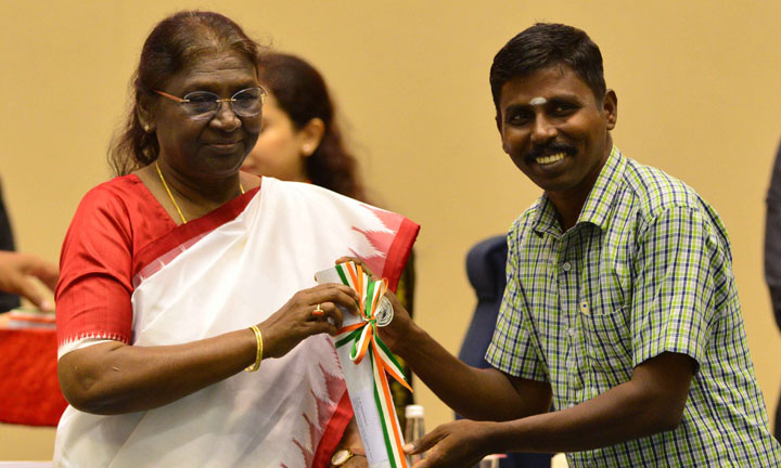 Tamilnadu teacher who won the award in school uniform: பள்ளி சீருடையில் விருது பெற்ற தமிழக ஆசிரியர்