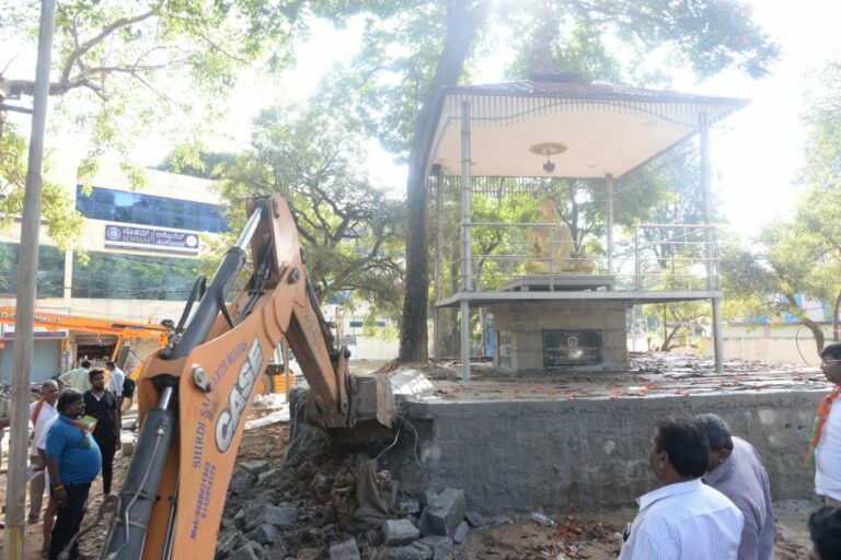 Ulsoor Thiruvalluvar statue park : அல்சூர் திருவள்ளுவர் சிலை உள்ள பூங்காவில் எடியூரப்பா, கருணாநிதியின் பெயர் இருந்த கல்வெட்டு மூடப்பட்டதால் பாஜக, காங்கிரஸ் போராட்டம்