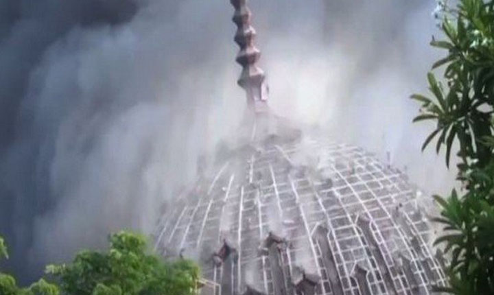 Grand Mosque collapses: இந்தோனேசியாவில் தீவிபத்தில் இடிந்து விழுந்த பெரிய மசூதி