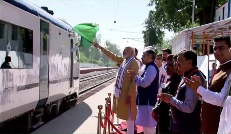 PM flags off 4th Vande Bharat Express: 4வது வந்தே பாரத் எக்ஸ்பிரஸ் ரயிலை பிரதமர் தொடங்கி வைப்பு