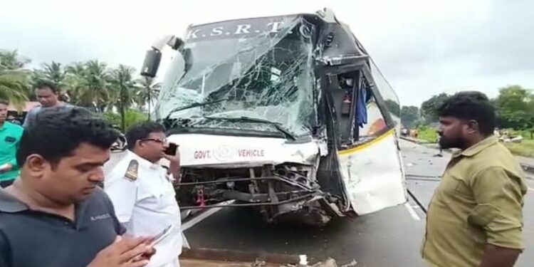 Accident news : அரசு சொகுசு பேருந்து-சரக்கு வேன் இடையே பயங்கர விபத்து: 30க்கும் மேற்பட்டோர் காயம்