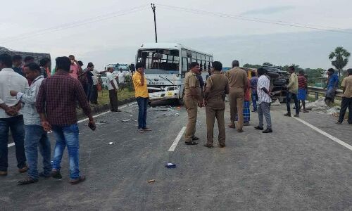 Vehicle collision near Bhawani: பவானி அருகே வாகனங்கள் மோதி விபத்து