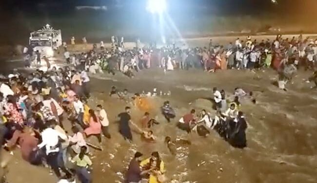 Idol immersion : துர்க்கை சிலை கரைப்பின் போது நீரில் மூழ்கிய 8 பேர் பலி
