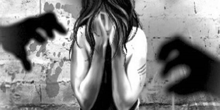 young woman Raped by Inspector : உதவி செய்வதாக கூறி இளம் பெண் மீது இன்ஸ்பெக்டர் பாலியல் பலாத்காரம்