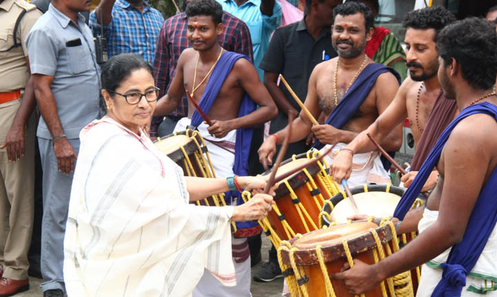 Mamata Banerjee is amazing playing Chendai Melam: செண்டை மேளம் வாசித்து அசத்திய மம்தா பானர்ஜி