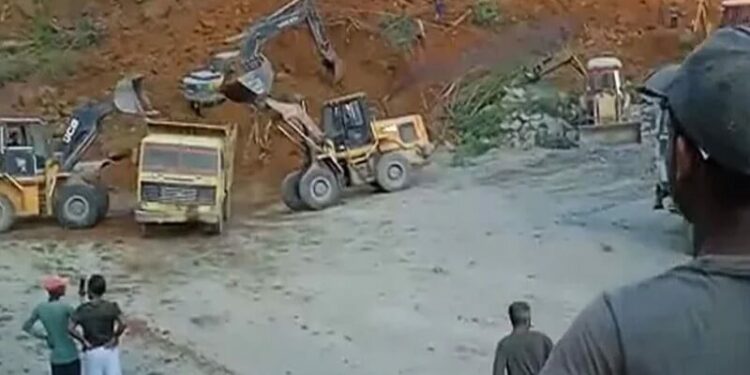 Stone quarry collapses, 15 feared trapped :கல் குவாரி இடிந்து விழுந்ததில் 15 பேர் சிக்கியிருக்கலாம் என அஞ்சப்படுகிறது