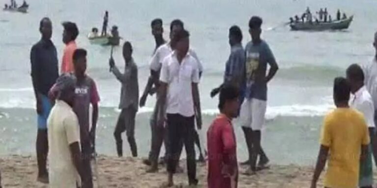 Clash between fishermen : முன்விரோதத்தில் மீனவர்களிடையே மோதல்; 4 பேர் மண்டை உடைப்பு