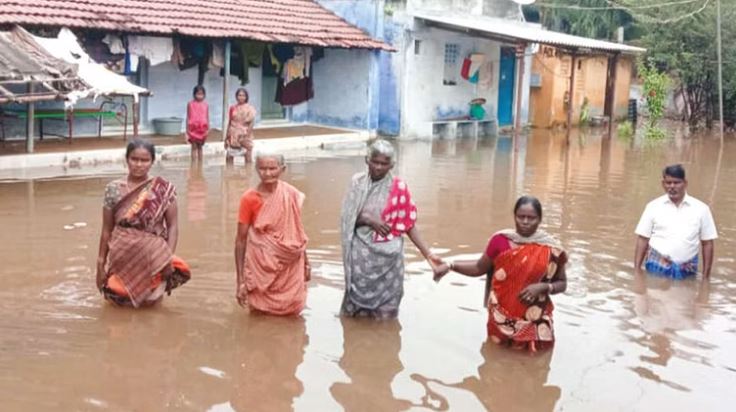70 houses flooded in Erode: ஈரோடு அருகே வெள்ளத்தில் மூழ்கிய 70க்கும் மேற்பட்ட வீடுகள்