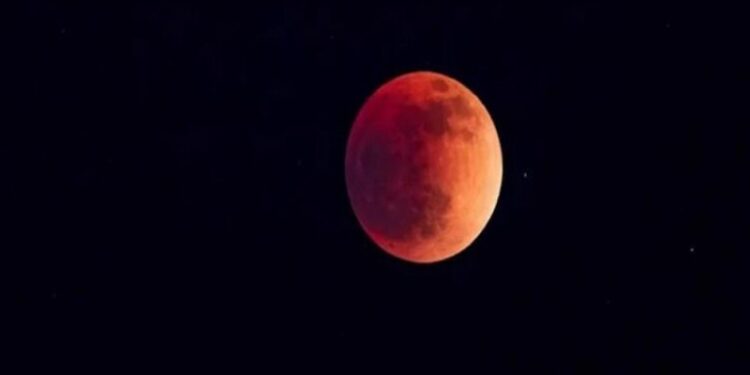 Lunar Eclipse 2022 : எந்த நாட்டில் சந்திர கிரகணம் தெரியும், இந்தியாவின் எந்தெந்த பகுதிகளில் சந்திரகிரகணம் தெரியும்