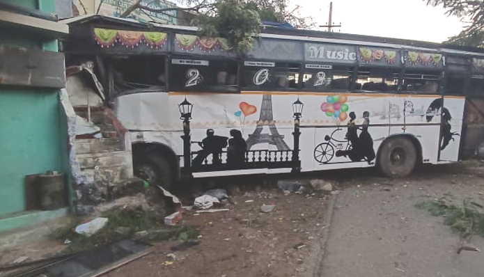 Bus Van Collision In Kumarapalayam: செங்கத்தை சேர்ந்த ஐயப்ப பக்தர்கள் வேன் குமாரபாளையத்தில் பயங்கர விபத்து