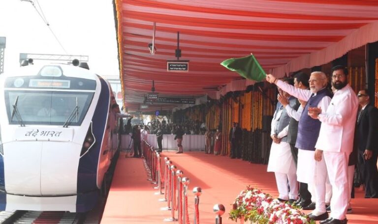 PM flags off Vande Bharat Express: நாக்பூரில் வந்தே பாரத் விரைவு ரயில் சேவையை பிரதமர் கொடியசைத்து தொடங்கிவைப்பு