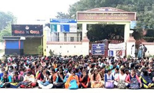 College Students strike: நாமக்கல் அரசு மகளிர் கல்லூரியில் மாணவிகள் போராட்டம்