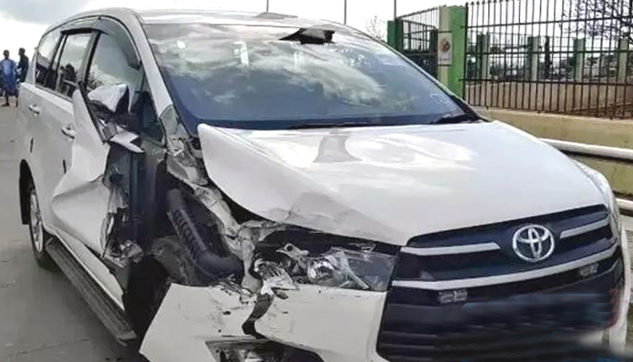 IAS Office Radhakrishnan Car Accident: விபத்தில் சிக்கிய ஐ.ஏ.எஸ். அதிகாரி ராதாகிருஷ்ணன் கார்