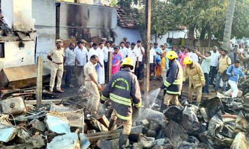 Firecrackers explode near Namakkal: நாமக்கல் அருகே வெடித்து சிதறிய பட்டாசுகள்; 4 பேர் உயிரிழப்பு, 11 பேர் காயம்