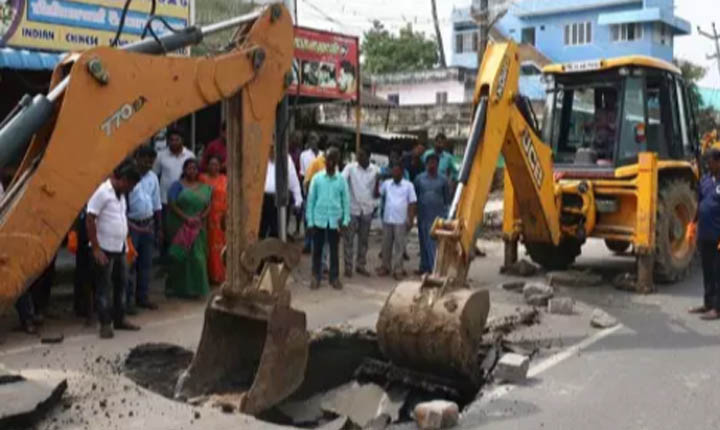 Sudden pothole on Villupuram road: விழுப்புரம் சாலையில் திடீர் பள்ளம்; பொதுமக்கள் அதிர்ச்சி