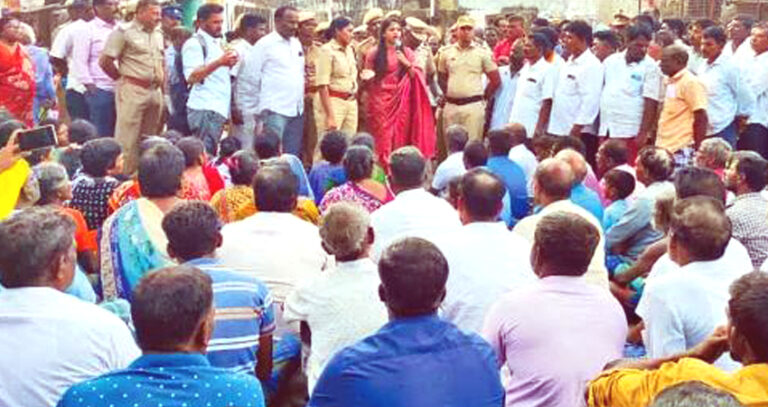 Palavekadu Lake People Protest: மீன்பிடி தொழில் பாதிக்கப்படுவதாக 12 கிராம மக்கள் சாலை மறியல்
