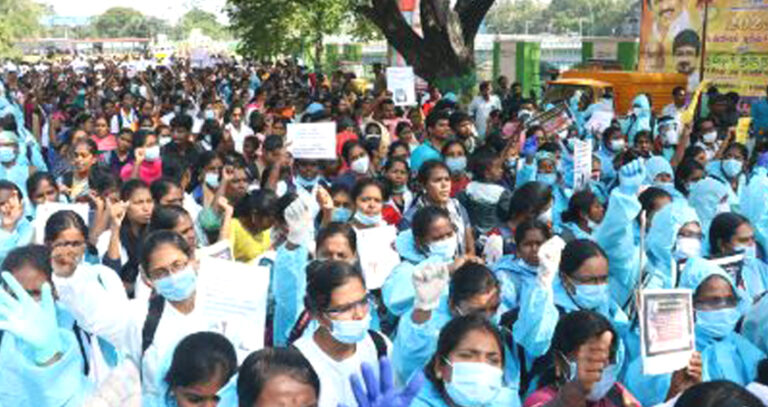 Contract Nurses Protest: கொரோனா கவச உடை அணிந்து ஒப்பந்த செவிலியர்கள் போராட்டம்