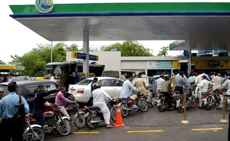 Petrol price Rs.249 in Pakistan: பாகிஸ்தானில் கடும் பொருளாதார நெருக்கடி; பெட்ரோல் லிட்டருக்கு ரூ.249
