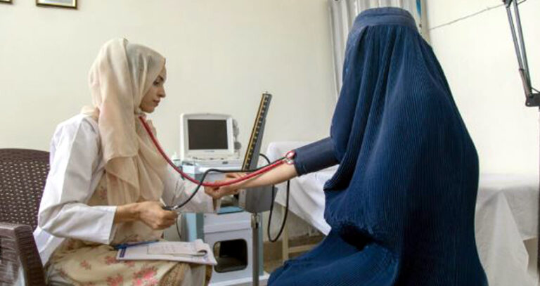 Taliban Ban Male Doctors: ஆண் மருத்துவர்களிடம் சிகிச்சை பெற பெண்களுக்கு தடை விதித்த தலிபான்கள்