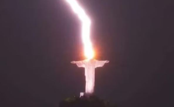Lightning strikes at Christ Statue: பிரேசிலில் கிறிஸ்து சிலை மீது மின்னல் தாக்குதல்; இணையத்தில் வைரல்